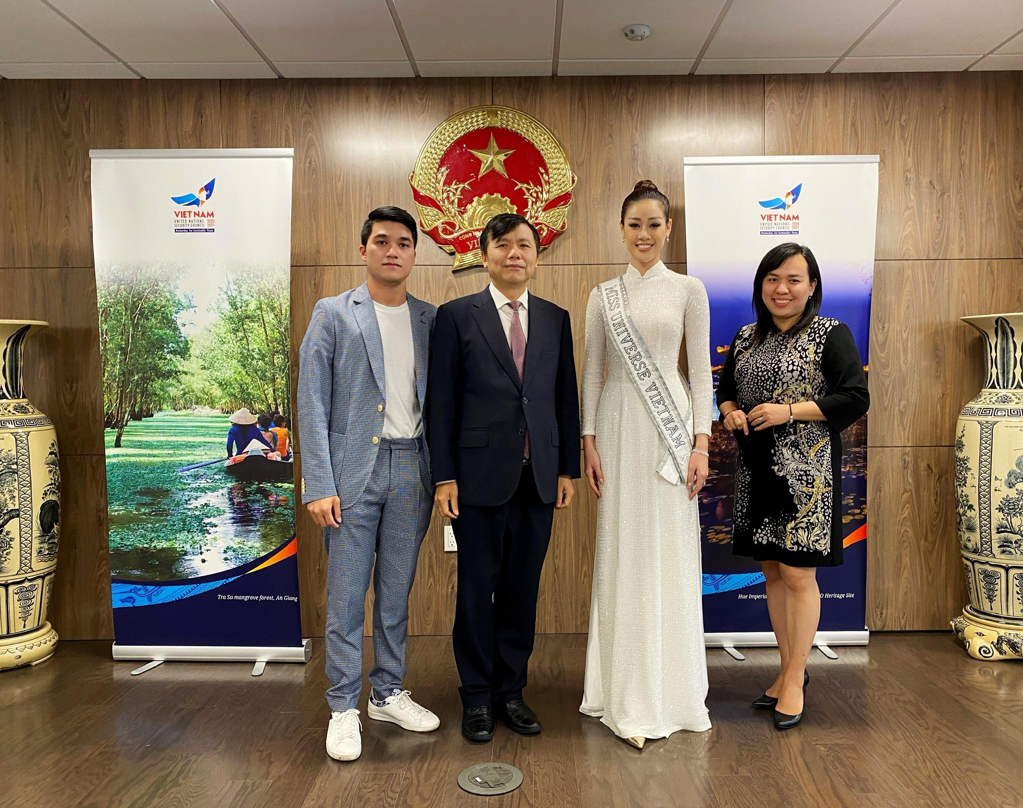Hoa hậu Khánh Vân diện áo dài trắng, khoe dáng giữa nước Mỹ