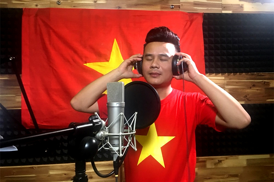 Cầu thủ Văn Lâm, BTV Hoài Anh cùng gần 200 người hát vang 'Tự hào Việt Nam'