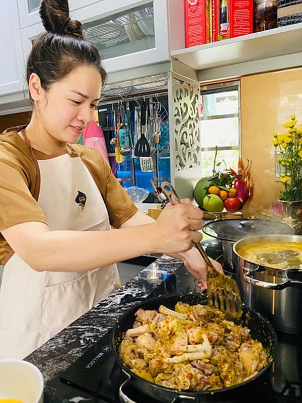 Nhật Kim Anh, Phạm Hương trổ tài vào bếp