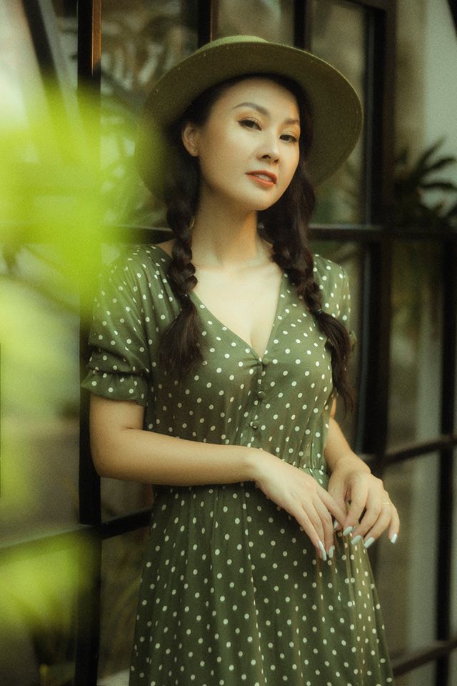 Vợ xinh đẹp mặc 'trẻ như gái 18' của ca sĩ Đăng Dương