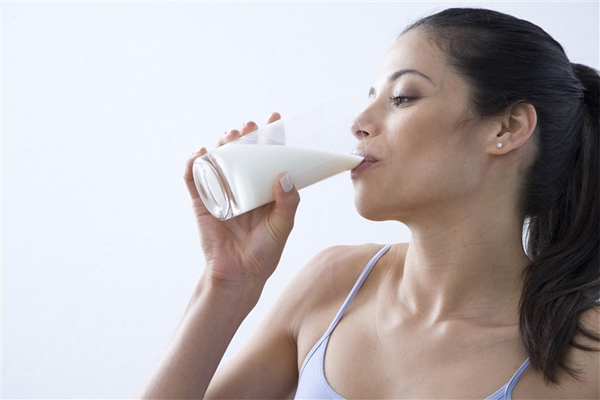 Bạn có nên uống sữa trước khi ngủ?