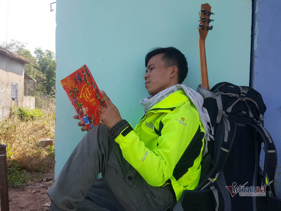 Chàng trai Phú Yên đi bộ hơn 400 km về quê ăn Tết