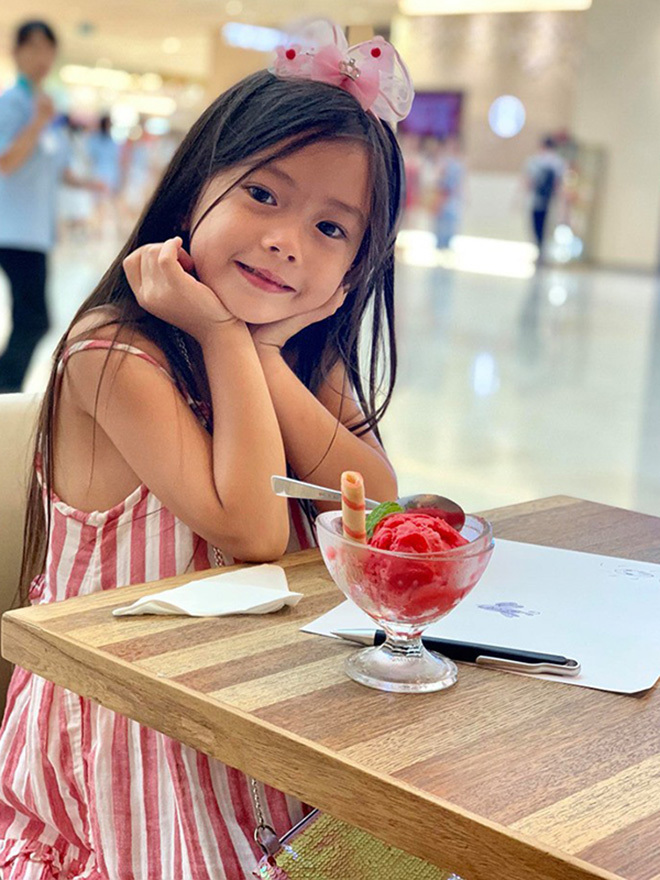 Con gái 6 tuổi lai Tây xinh đẹp của Đoan Trang nói giỏi 3 thứ tiếng