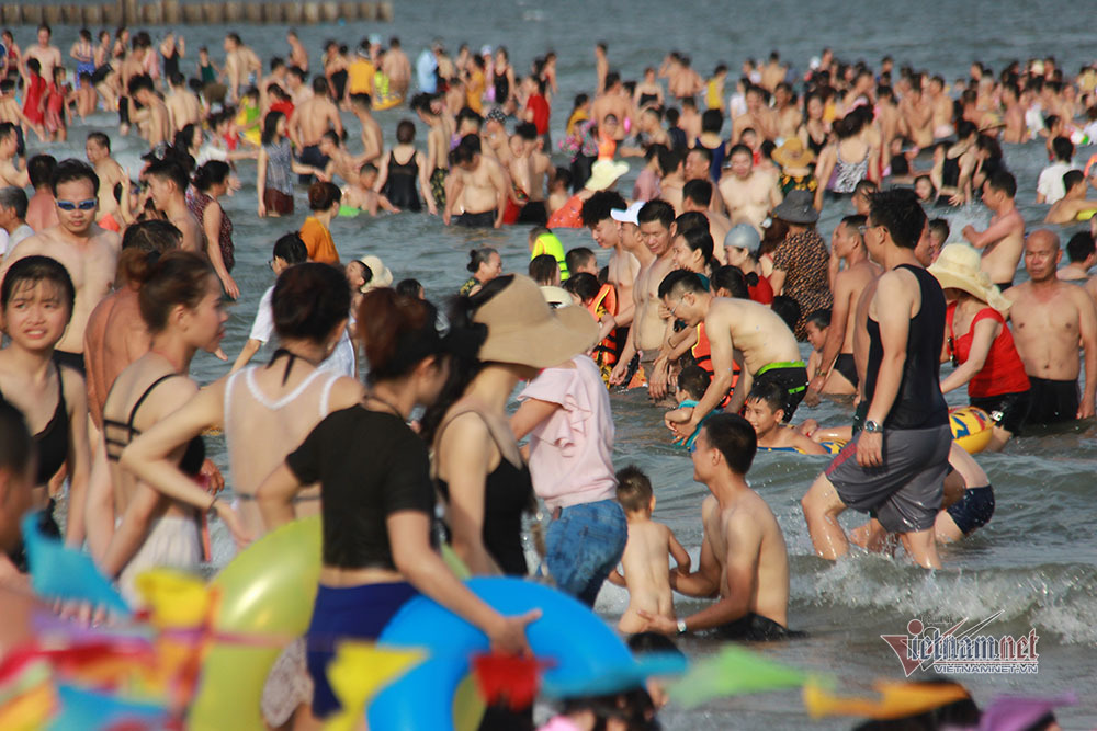 Biển Hạ Long ken đặc người đến giải nhiệt ngày nóng