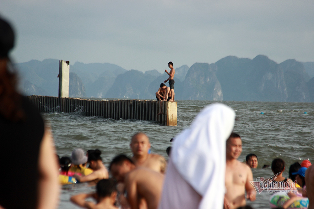 Biển Hạ Long ken đặc người đến giải nhiệt ngày nóng