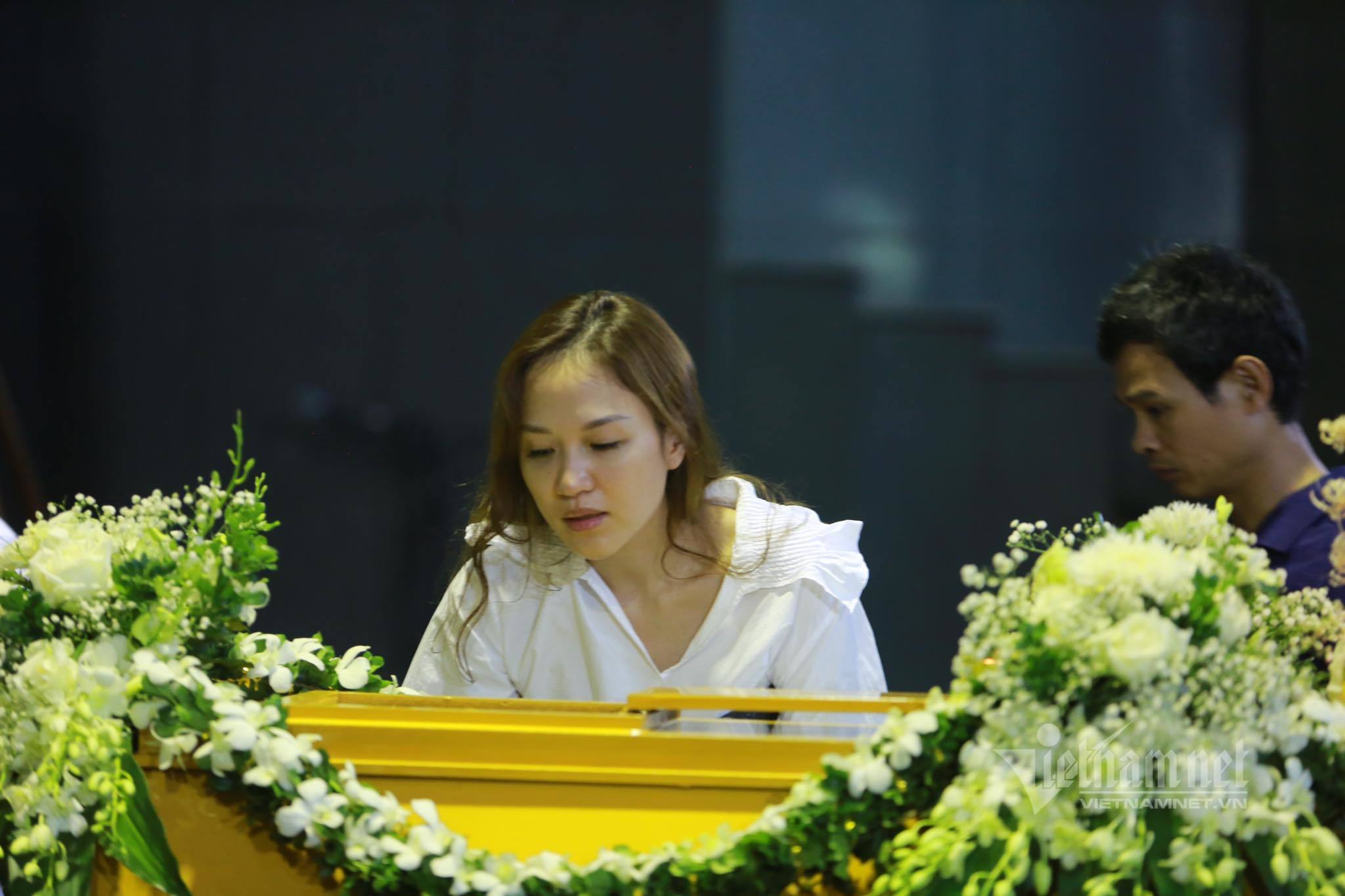 Đám tang toàn hoa trắng của MC Diệu Linh