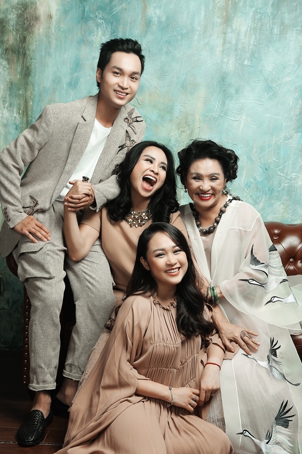 Ảnh hạnh phúc của 3 thế hệ nhà diva Thanh Lam