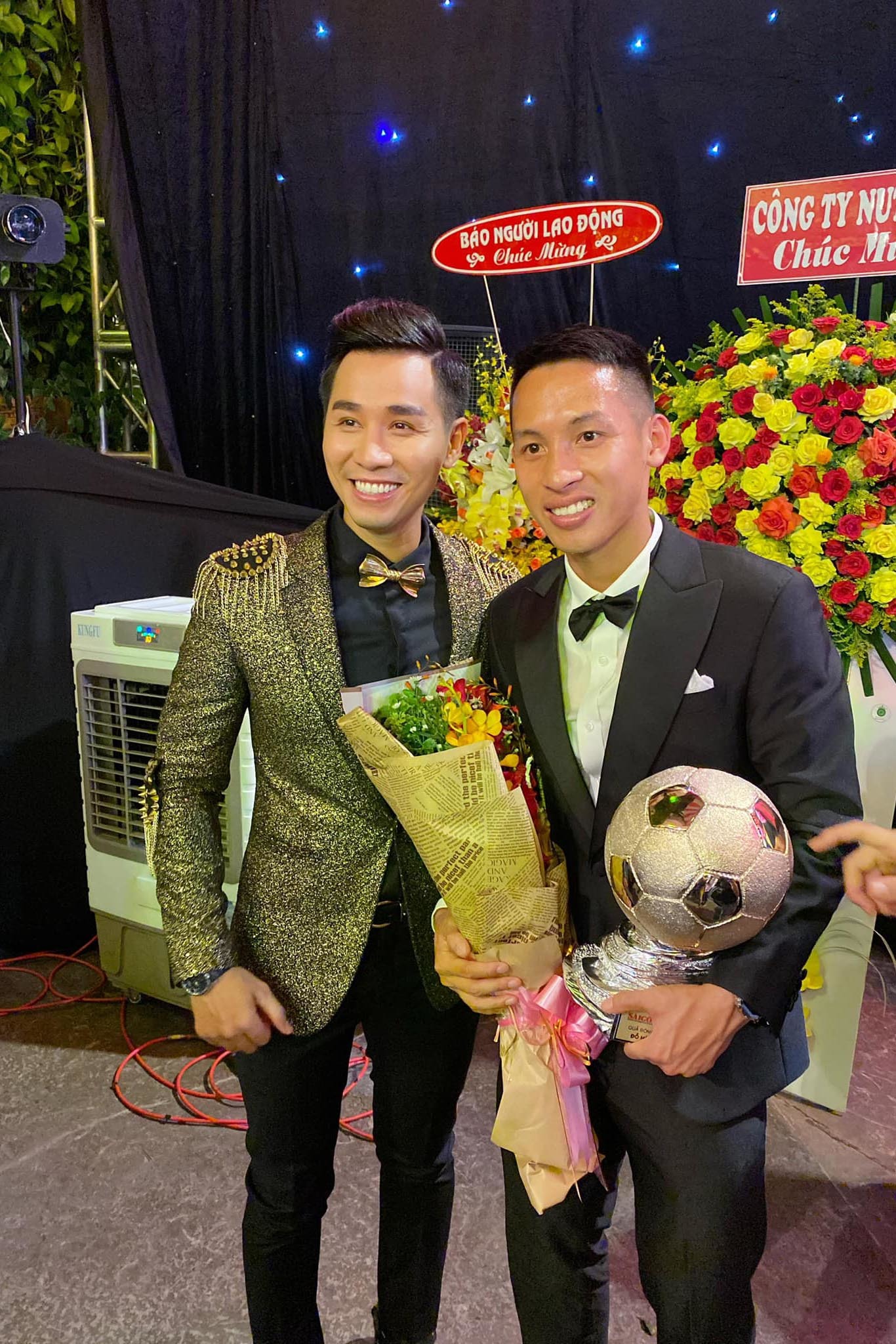 Khánh Thi xinh đẹp bên Phan Hiển trao giải 'Quả bóng vàng 2019'
