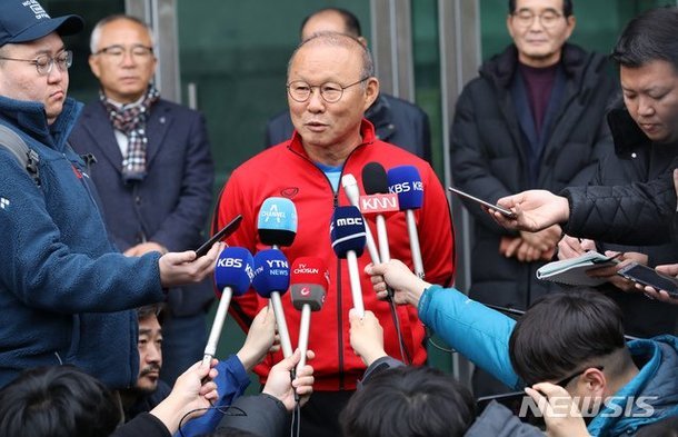 Thầy Park gặp 'sóng gió' tuyển Việt Nam 2020, không chỉ dịch Corona