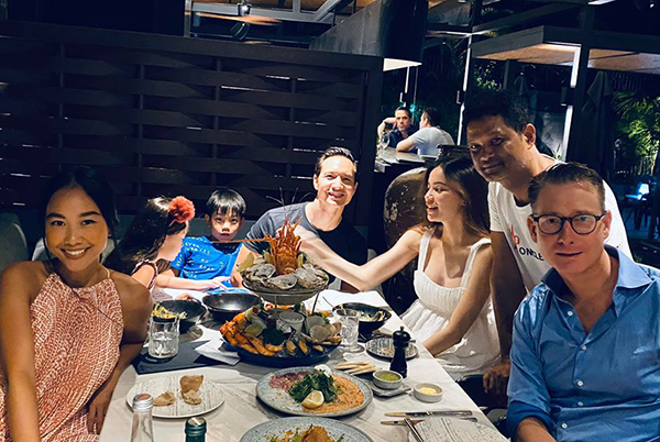 Hồ Ngọc Hà - Kim Lý ăn tối cùng vợ chồng Đoan Trang