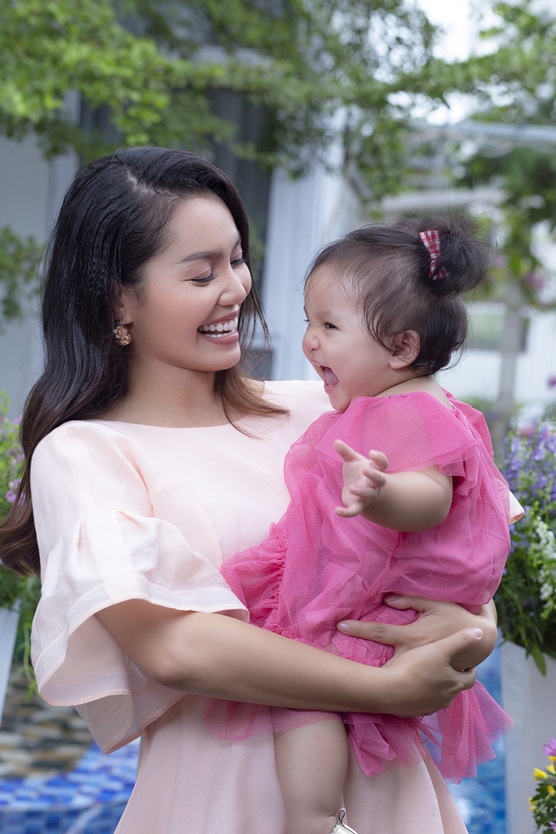 Nguyễn Ngọc Anh khoe ảnh ngọt ngào cùng con gái
