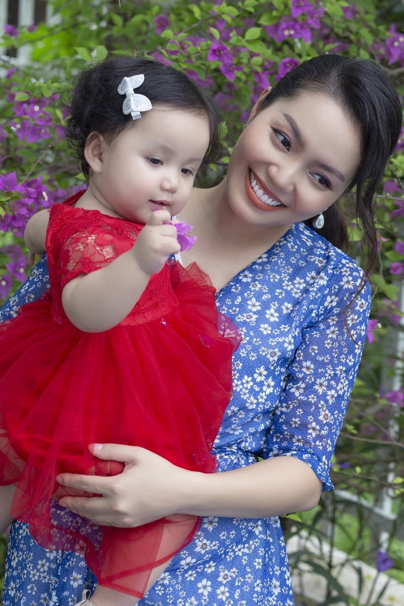 Nguyễn Ngọc Anh khoe ảnh ngọt ngào cùng con gái