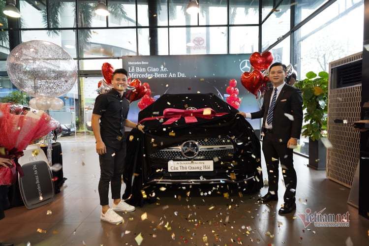 Quang Hải tậu xe Mercedes-Benz GLC300 mới giá 2,4 tỷ đồng
