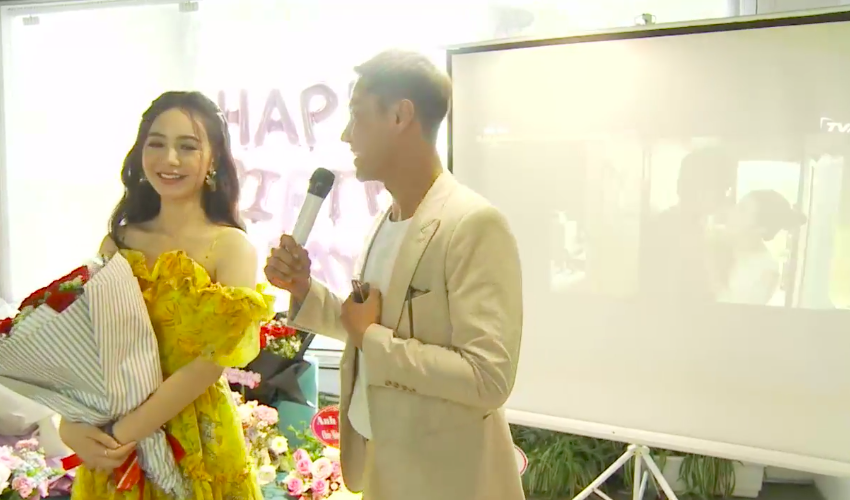 Thanh Sơn tặng hoa hồng cho Quỳnh Kool đúng sinh nhật