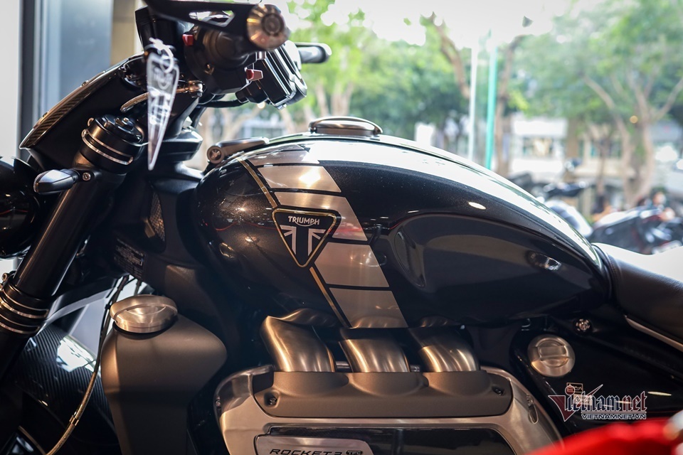 Sắm siêu mô tô động cơ ngang ô tô, thú chơi của đại gia Sài Gòn