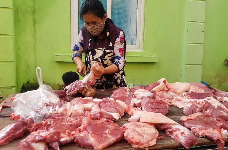 Chợ ế ẩm, tiểu thương quyết không giảm giá thịt lợn