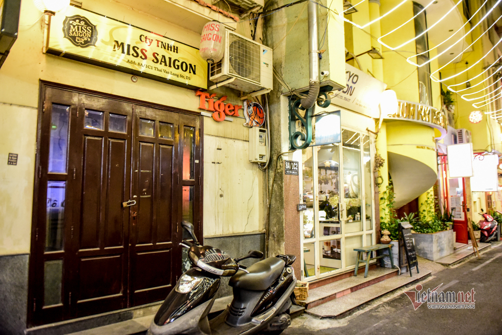 Chấp hành lệnh tạm ngưng, phố bar, massage ở Sài Gòn vắng như Tết