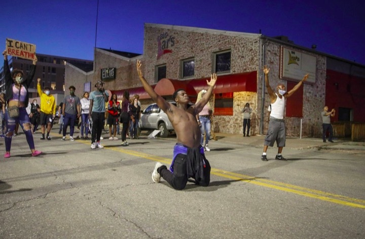 Từ vụ người da đen bị cảnh sát ghì chết, bạo động lan khắp nước Mỹ