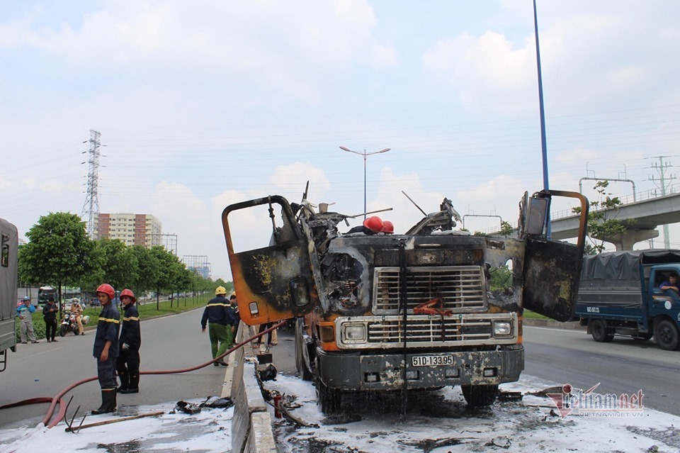 Xe container cháy ngùn ngụt, trơ khung trên xa lộ Hà Nội