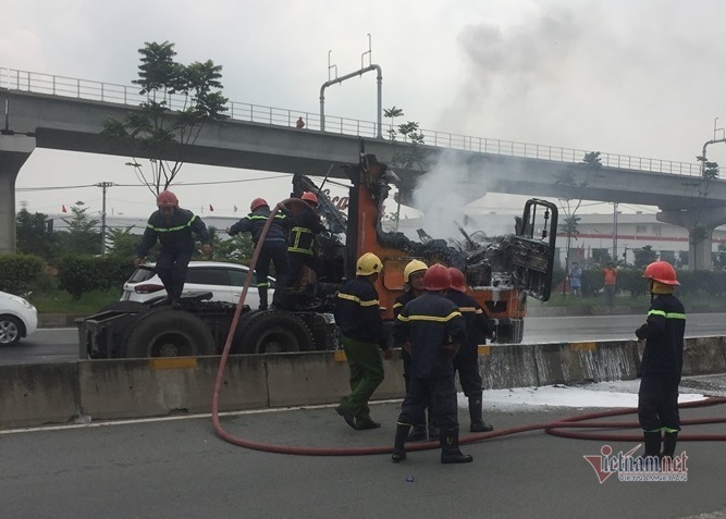 Xe container cháy ngùn ngụt, trơ khung trên xa lộ Hà Nội