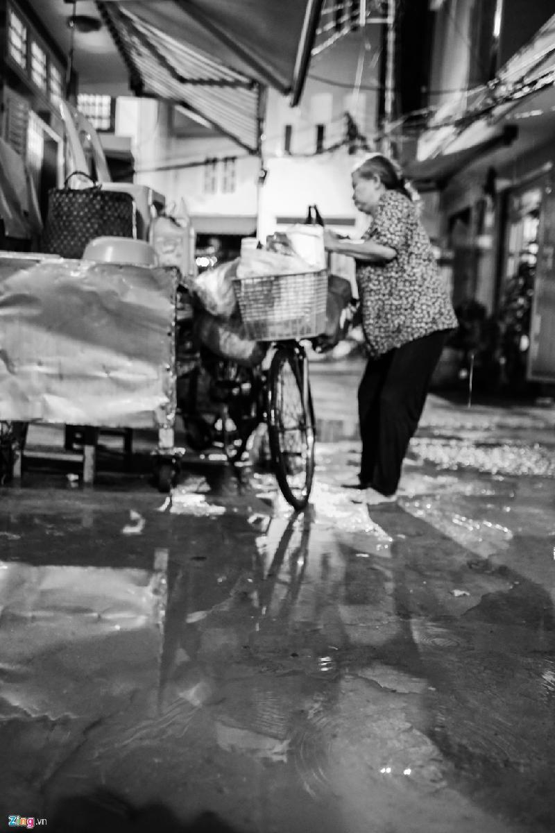 Chiếc xe đạp nhỏ chở đầy đồ nghề, rất khó khăn cho bà mỗi khi dắt xe đi làm, nhất là lúc trời mưa.