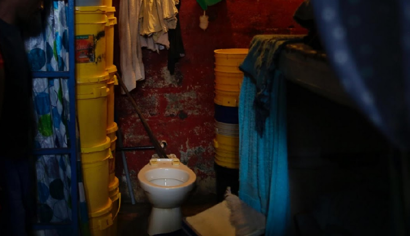 Nhà vệ sinh trong khu dành cho người nước ngoài khá chật chội vì tù nhân phải để xô, quần áo và những đồ vật khác trong đó.