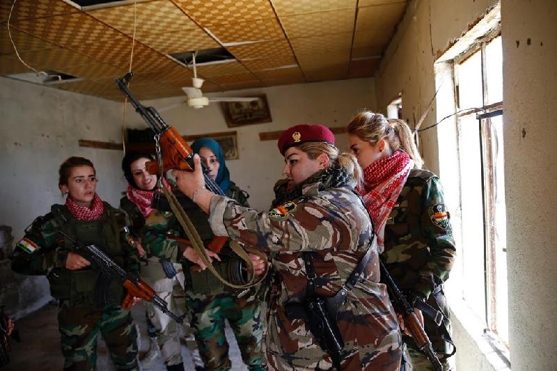 Nhóm chiến binh quan sát Haseba Nauzad hướng dẫn cách sử dụng một loại súng mới.