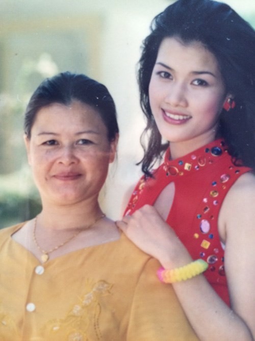 Hình ảnh của Kim Oanh và mẹ tại thời điểm đăng quang Hoa khôi Thể thao. Ảnh: NVCC