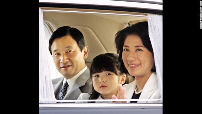 Thái tử Naruhito cùng Công nương Masako và con gái vẫy chào người dân từ trong ôtô. Ảnh: 