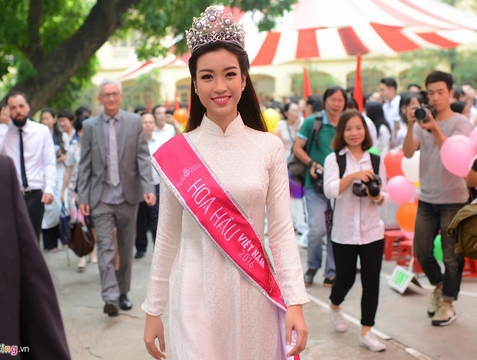 Hoa hậu Mỹ Linh về trường dự khai giảng năm học mới