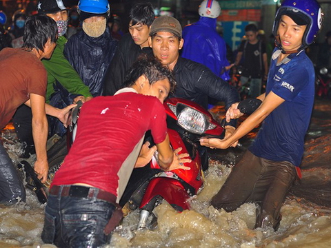 Mưa ngập cuốn trôi xe máy ở Đồng Nai