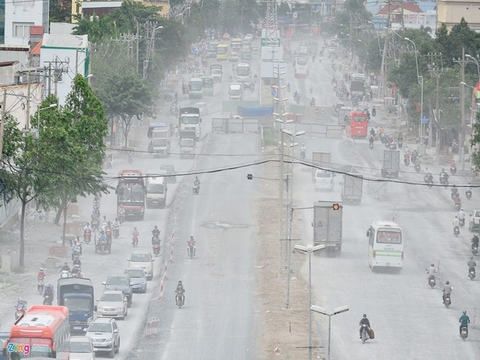 Bão bụi mịt mù trên con đường 'nhà biến thành hầm' ở Sài Gòn