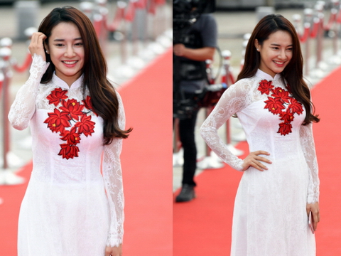 Nhã Phương duyên dáng với áo dài nhận giải thưởng ở Hàn Quốc