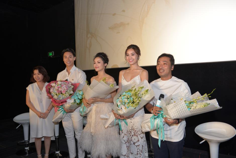 Ninh Dương Lan Ngọc và "Mỹ nữ vạn người mê" Hạ Vi “kẻ tám lạng người nửa cân” rạng rỡ xuất hiện trong lễ ra mắt phim.