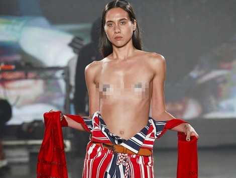 Người mẫu để ngực trần trên sàn diễn New York Fashion Week