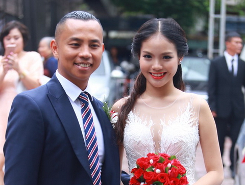 Chí Anh cầu hôn vợ kém 20 tuổi trong lễ cưới