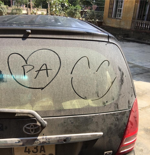 Đằng sau chiếc xe lấm lem bùn đất, đồng hành cùng Phan Anh trên mọi nẻo đường đã được ghi dấu tình yêu từ một người dân nào đó