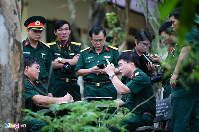 Trưa cùng ngày, Thượng tướng Võ Văn Tuấn, Phó tổng Tham mưu trưởng Quân đội Nhân dân Việt Nam, có mặt tại huyện Tân Thành chủ trì cuộc họp khẩn cấp bàn phương án tìm kiếm, cứu hộ, cứu nạn. Lực lượng chức năng điều động 400 cán bộ, chiến sĩ, dân quân và người dân vào cuộc. 