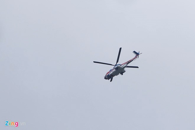 Trực thăng cũng được điều động quần đảo quanh khu vực núi Dinh để tìm kiếm. Tuy nhiên, các hoạt động bay vào chiều 18/10 sau đó phải tạm dừng do điều kiện thời tiết. Việc tìm kiếm, cứu nạn trong ngày đầu tiên buộc phải tạm dừng vào 18h do trời tối và thời tiết xấu. Trong khi đó, tung tích của các thành viên phi hành đoàn và chiếc EC-130 vẫn 
