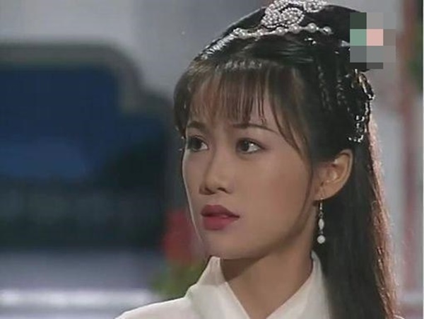 Lương Tiểu Băng có tạo hình rung động lòng người khi vào vai A Kha - cô vợ xinh đẹp nhất  của Vi Tiểu Bảo.