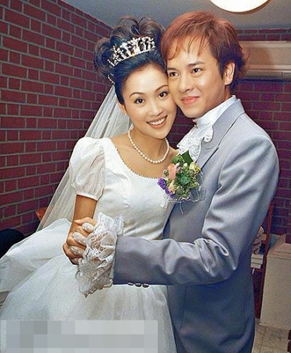 Năm 2000, Lương Tiểu Băng kết hôn với nam diễn viên Trần Gia Huy sau 8 năm yêu đương.