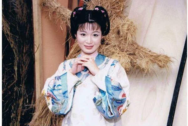 Trần Thiếu Hà thể hiện vai diễn Song Nhi - bà vợ dịu dàng, đáng yêu, luôn đồng hành cùng  Vi Tiểu Bảo vượt qua nhiều sóng gió, nguy hiểm.