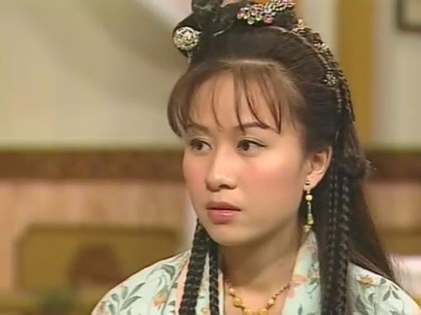 Quảng Văn Tuân vào vai quận chúa Mộc Kiếm Bình - cô vợ trẻ nhất, ngây thơ và thuần khiết  nhất của Vi Tiểu Bảo.