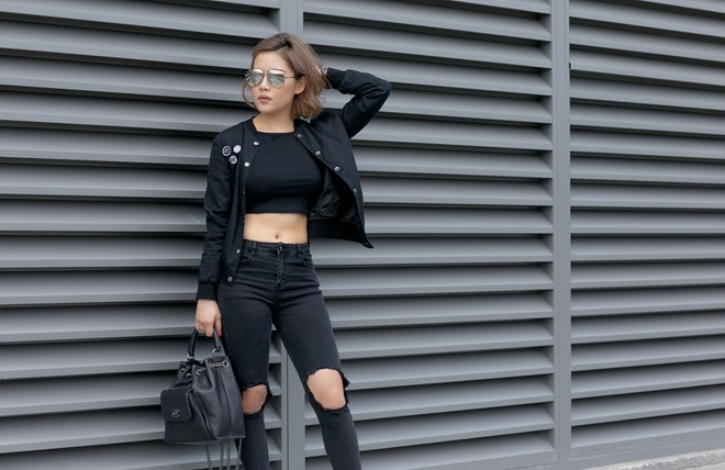 Hot girl 9X diện trang phục cây đen với quần jean rách gấu, crop-top khoe eo, áo khoác bomber hợp xu hướng.