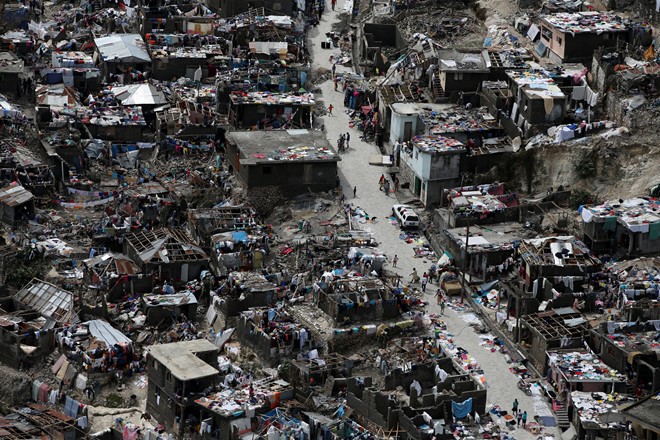 Tại Haiti, bão Matthew đã khiến ít nhất 572 người thiệt mạng, tính đến ngày 8/10. Hàng chục ngàn người mất nhà cửa, mạng điện thoại di động bị ngắt dẫn đến mất liên lạc với nhiều khu vực ở xa. Công tác cứu hộ vẫn đang diễn ra chậm chạp ở đất nước nghèo nhất châu Mỹ này. Ảnh: Reuters