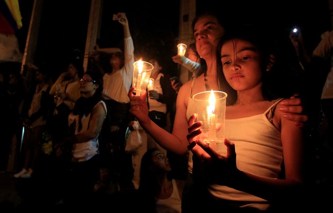 Người ủng hộ thỏa thuận hòa bình cho Colombia trong một cuộc thắp nến mang tên 