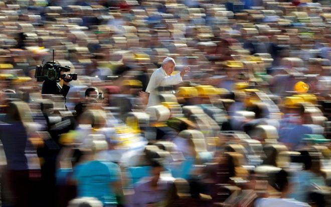 Giáo hoàng Francis vẫy chào tín đồ ở quảng trường Thánh Peter ở Vatican. Ảnh: