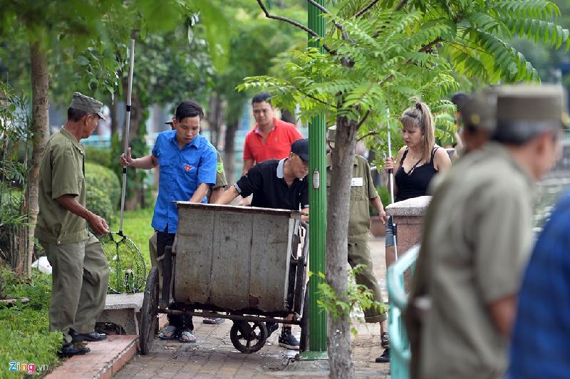 Dân phòng, công an phường Thụy Khuê và thanh niên tình nguyện hỗ trợ vớt cá suốt buổi trưa không nghỉ.