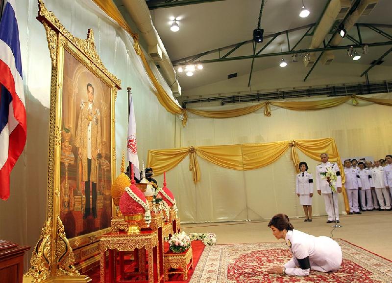 Bà Yingluck Shinawatra thể hiện sự tôn kính với hoàng gia Thái Lan trong lễ nhận sắc phong trở thành thủ tướng vào tháng 8/2011. Ảnh: 