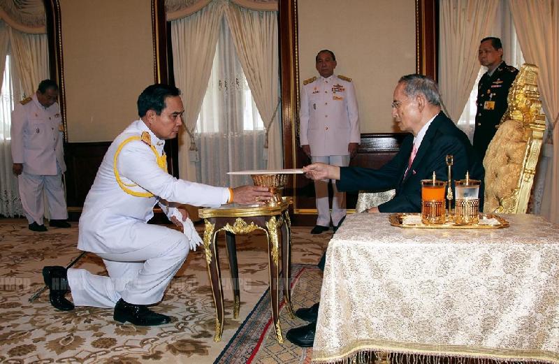 Tướng quân đội Prayuth Chan-o-cha nhận bản Hiến pháp lâm thời từ Quốc vương Bhumibol vào tháng 7/2014, sau vụ đảo chính xảy ra hồi tháng 5 cùng năm. Ảnh: 